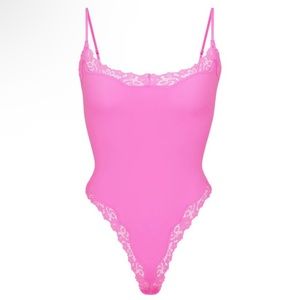 SKIMS FITS EVERYBODY LACE CAMI BODYSUIT | NEON ORCHID / XS | NEW WITH TAGS